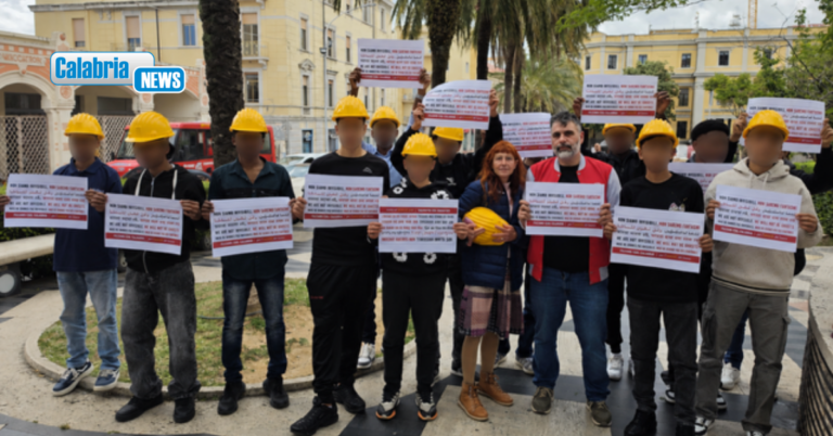Morti sul lavoro, marcia silenziosa a Catanzaro: “non siamo invisibili, non saremo fantasmi”