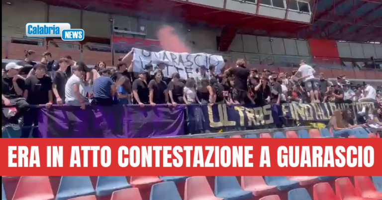 Cosenza, 17enne cade e finisce al Pronto soccorso mentre steward tenta di levare striscione
