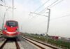 Milano-Bologna, ritardi fino a 2 ore per treni alta velocità: presenza di persone sui binari