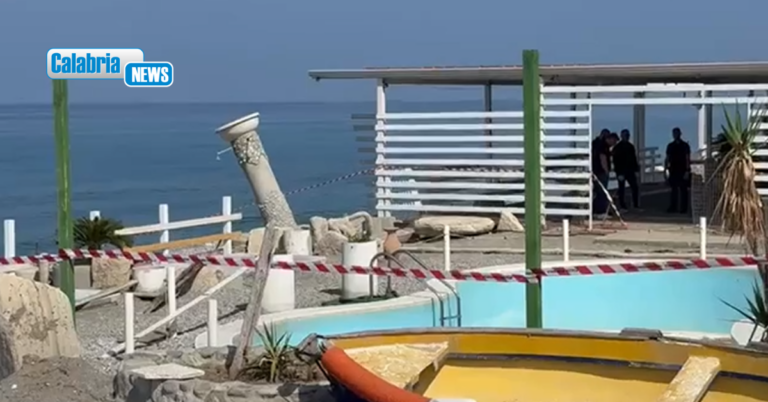 Tragedia in uno stabilimento balneare a Paola: 23enne schiacciato da piattaforma in cemento