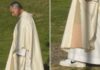 Papa Leone XIV indossa le Nike, sotto la veste sacra spuntano le sneakers: la foto virale