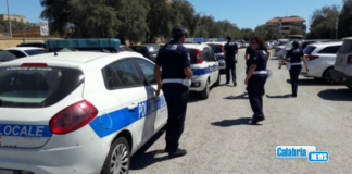 Reggio Calabria, motociclista contromano investe un agente e aggredisce i vigili con il casco: arrestato