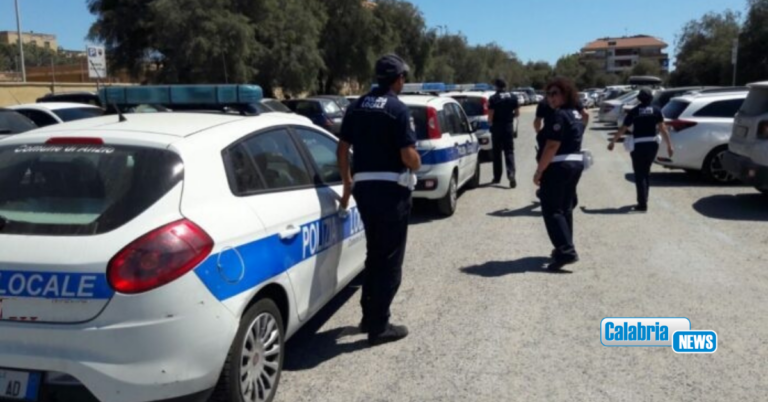 Reggio Calabria, motociclista contromano investe un agente e aggredisce i vigili con il casco: arrestato