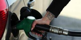 Prezzi carburanti: la benzina aumenta ancora, in calo il diesel