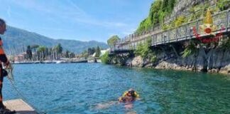 Si tuffa nel lago di Como e non riemerge, morto 15enne