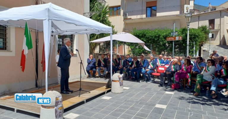 ‘Siamo tutti Tocci’, sindaci del Cosentino in piazza dopo la condanna del primo cittadino di Civita