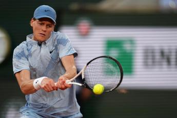 Sinner al ‘Giorgio Armani Tennis Classic’: programma, orari e dove vederlo in tv (in chiaro)