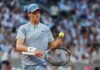 Sinner, il nuovo kit al Roland Garros non convince: “Sembra Cenerentolo”