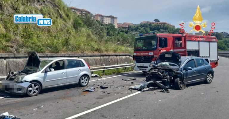 Impatto mortale sulla Tangenziale Est a Catanzaro: deceduta una donna, tre feriti