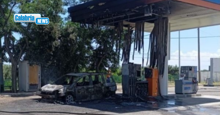 Quattro cadaveri carbonizzati trovati in auto in un’area di servizio ad Amendolara: Indagini in corso