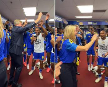 Curacao fa festa ai Mondiali, il re e la regina ballano con la squadra