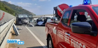 Violento impatto tra automobili sulla SS18 a Guardia Piemontese: un morto e due feriti