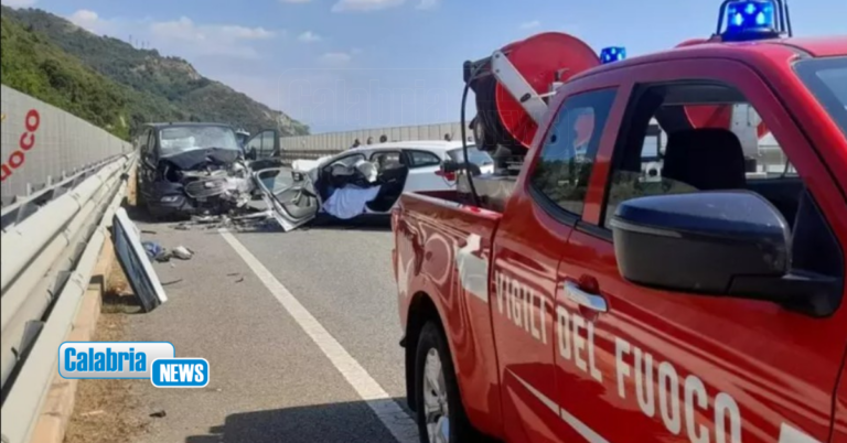 Violento impatto tra automobili sulla SS18 a Guardia Piemontese: un morto e due feriti