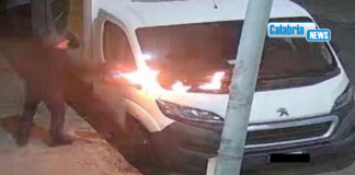 Reggio, incendio furgone imprenditori antiracket: arrestato Diego Rosmini, contestato metodo mafioso