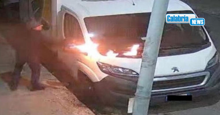 Reggio, incendio furgone imprenditori antiracket: arrestato Diego Rosmini, contestato metodo mafioso