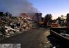 Incendio a Livorno, fiamme in una ditta di stoccaggio di rifiuti: “Chiudete porte e finestre”