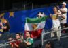 Iran, proteste allo stadio e ‘vecchia’ bandiera fuorilegge ai Mondiali