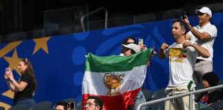 Iran, proteste allo stadio e ‘vecchia’ bandiera fuorilegge ai Mondiali