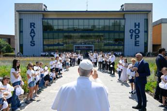 L’abbraccio di Papa Leone ai piccoli pazienti del Cnao di Pavia