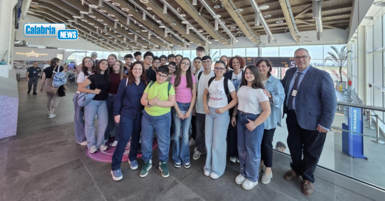 Studenti “doganieri per un giorno” all’aeroporto di Lamezia: si chiude il progetto sulla legalità