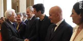 Mattarella saluta artisti e sportivi coinvolti nello spettacolo per gli 80 anni della Repubblica