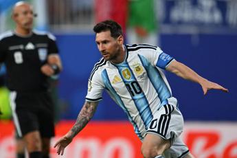 Messi, la tripletta record ai Mondiali e le lacrime: “Giorni difficili”