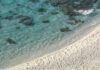 Niente ombrellone se hai tra 10 e 65 anni, il mondo guarda la Sardegna. E la regola divide turisti e ambientalisti