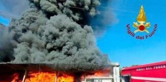 Pisa, in fiamme un capannone industriale: maxi incendio a Vicopisano
