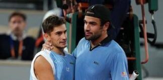 Roland Garros, Berrettini in lacrime costretto al ritiro. Arnaldi lo abbraccia, il pubblico applaude