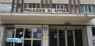 Incidente sul lavoro in municipio a Scalea, grave un operaio, si è ferito mentre trasportava un infisso