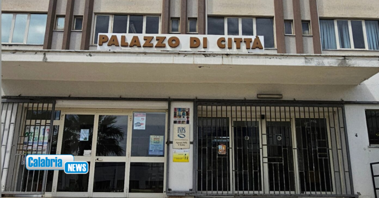 Incidente sul lavoro in municipio a Scalea, grave un operaio, si è ferito mentre trasportava un infisso
