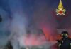 Sette furgoni di una ditta di consegne in fiamme a Fiumicino, indagini polizia