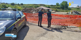Vibo Valentia, GdiF sequestra discarica abusiva di eternit alle porte della città capoluogo