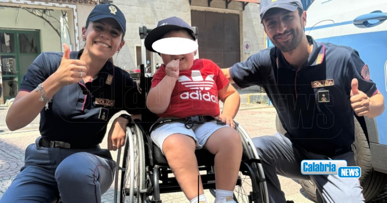 Crotone, la Polizia sorride con Antonio: trovato un alloggio per il piccolo “bloccato” in casa dalle scale