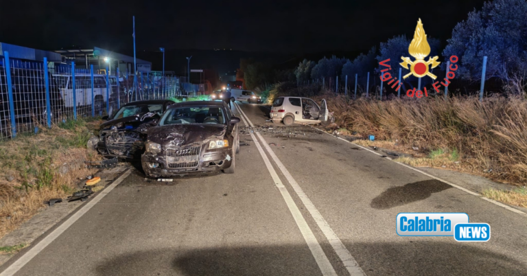 Impatto violento fra tre auto sulla Statale 106 a Borgia: cinque feriti, uno è grave
