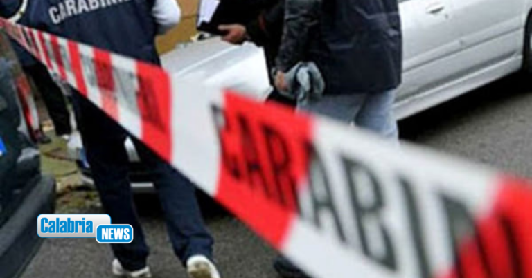 Cosenza, si getta dal balcone durante perquisizione in casa dei Carabinieri: morto 25enne