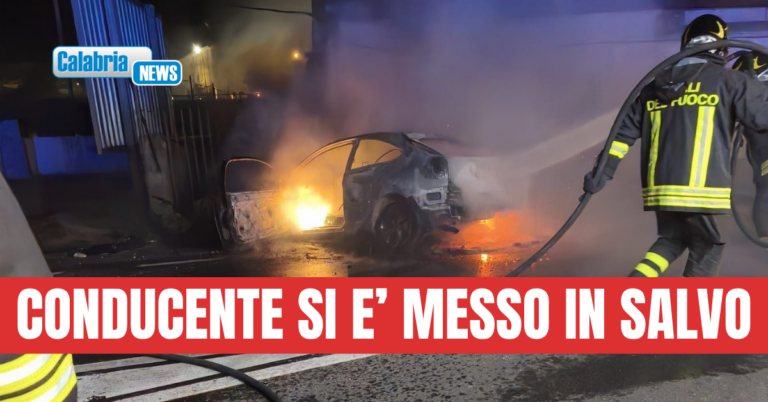 VIDEO-Catanzaro, nella notte in viale Magna Graecia auto finisce contro un muretto e prende fuoco