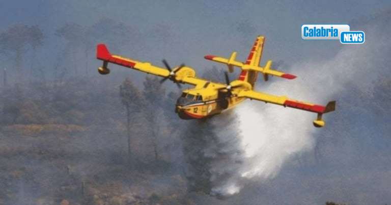 Il Pollino brucia ancora, l’inferno di fiamme continua a salire verso le montagne dell’area protetta