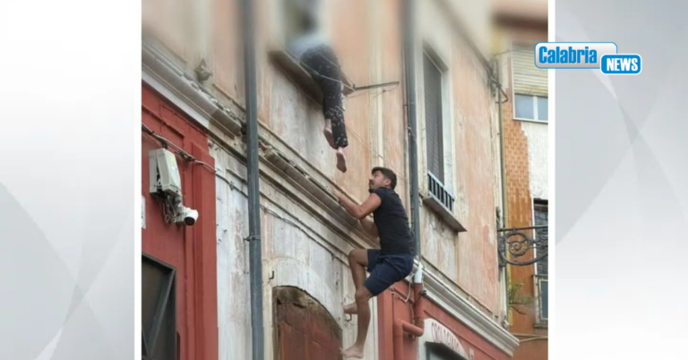 Corigliano, anziana tenta di buttarsi dalla finestra: giovane si arrampica sull’edificio e la salva