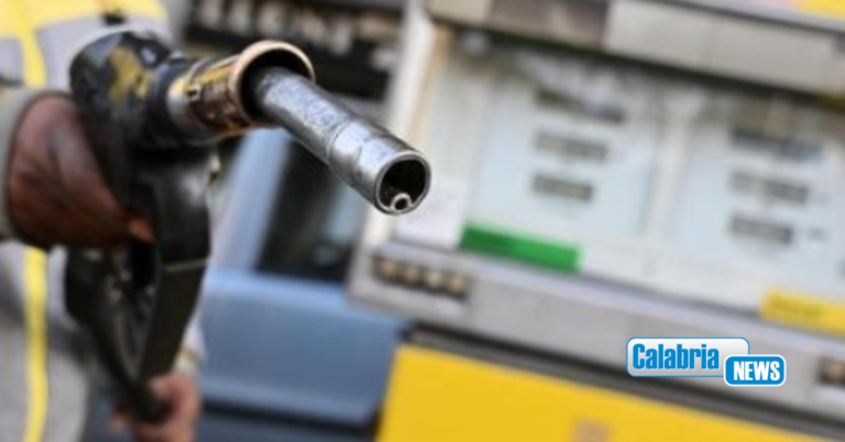 Carburanti, continua corsa prezzi di benzina e diesel: In Calabria e altre 9 regioni gasolio già sopra i 2 euro