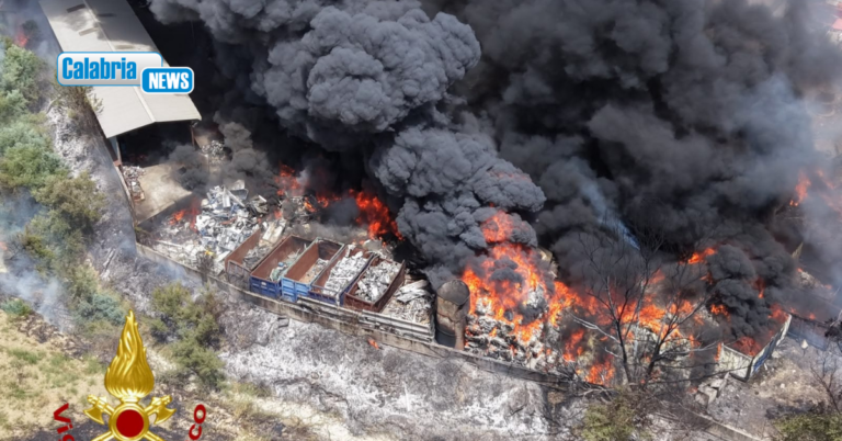 VIDEO-Incendio in un’autodemolizione in loc. ‘Campodenaro’: intervento dei Vigili del Fuoco di Crotone