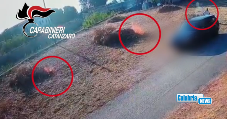 VIDEO-Appicca incendio di sterpaglie a Montauro: Identificato e denunciato 49enne del posto