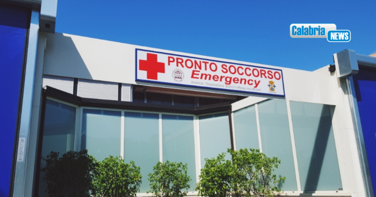 Reggio, infermiere del pronto soccorso del GOM aggredito da un 19enne a colpi di stampella e calci