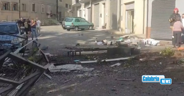 VIDEO-Paura all’alba San Giovanni in Fiore: forte esplosione in una palazzina del centro, due ustionati gravi