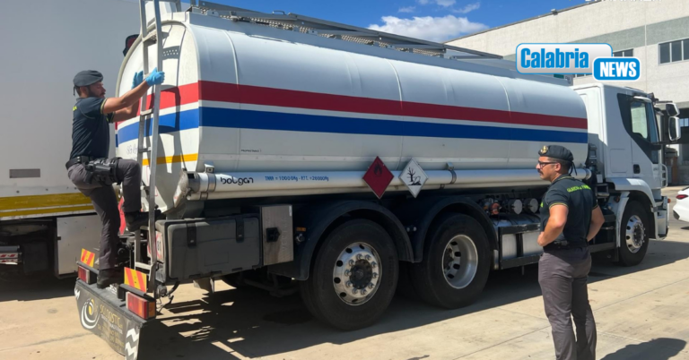 Vibo Valentia, sequestrata autobotte con carico di gasolio irregolare: due denunciati