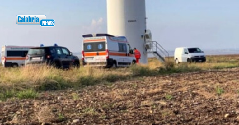 Tragedia sul lavoro in un parco eolico nel Cosentino: morto un operaio di 23 anni, faceva manutenzione