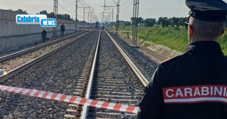 Tragedia sulla linea ferroviaria a Belvedere Marittimo: treno investe un uomo, pesanti disagi alla circolazione