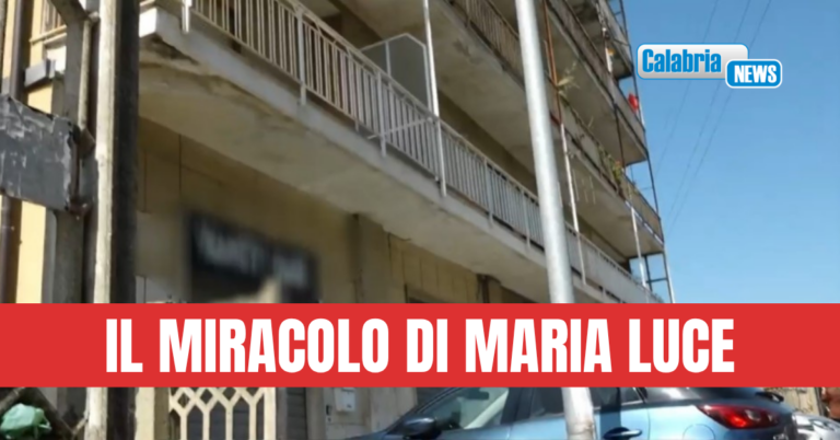 E’ tornata a Catanzaro la bimba caduta dal balcone con mamma e fratellini: è stata dimessa dal ‘Gaslini’