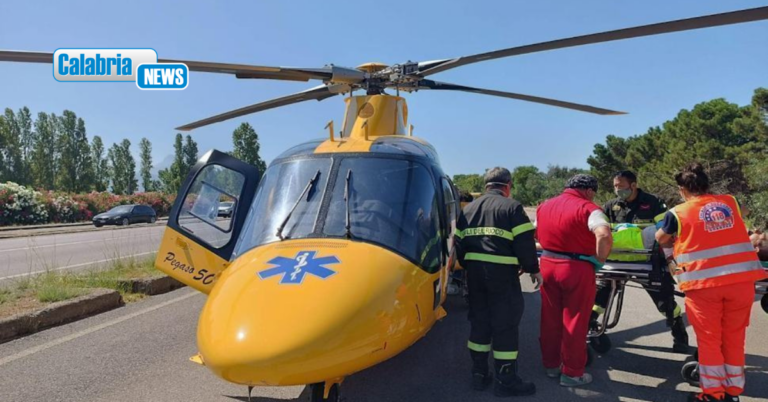 Belcastro, operaio cade da un’impalcatura: è grave, trasportato in elisoccorso a Catanzaro