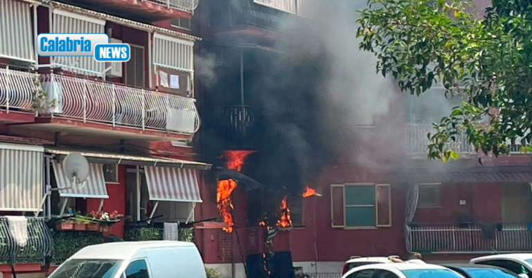 FOTO-Incendio divampa in appartamento a Lamezia, in salvo anziana e il suo cane